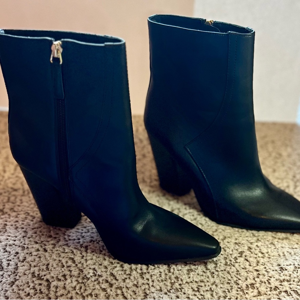 JLO BOOTS SIZE 10M
